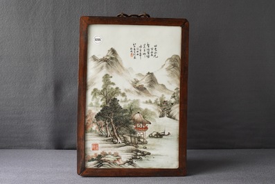 Une plaque en porcelaine de Chine qianjiang cai, sign&eacute;e Wang Yun Shan, dat&eacute;e 1932