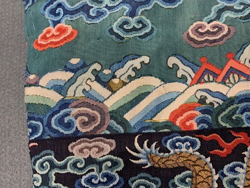 Een Chinese zijden 'jifu' mantel met vijfklauwige draken met turquoise fondkleur, 19e eeuw