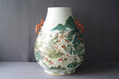 Un vase de forme hu 'cent daims' en porcelaine de Chine famille rose, marque de Qianlong, 19/20&egrave;me