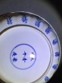 Deux assiettes en forme de lotus en porcelaine de Chine bleu et blanc, marque et &eacute;poque de Kangxi