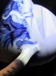 Une verseuse en porcelaine de Chine bleu et blanc &agrave; d&eacute;cor 'Dames au Parasol', Qianlong