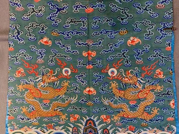 Une robe 'jifu' en soie brod&eacute;e &agrave; d&eacute;cor de dragons &agrave; cinq griffes sur fond turquoise, Chine, 19&egrave;me