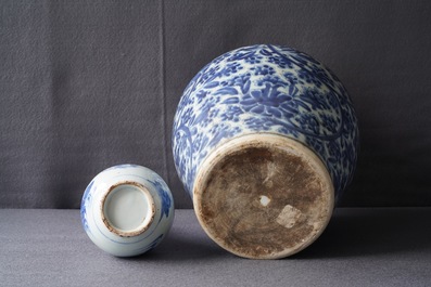 Deux vases en porcelaine de Chine bleu et blanc, &eacute;poque Transition et Kangxi