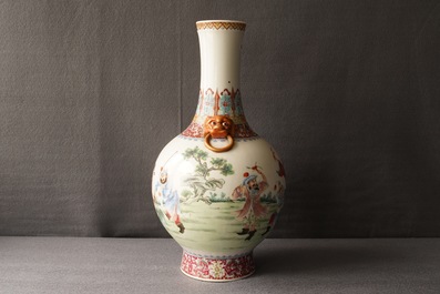 Un vase de forme tianqiu ping en porcelaine de Chine famille rose, marque de Qianlong, R&eacute;publique, 20&egrave;me