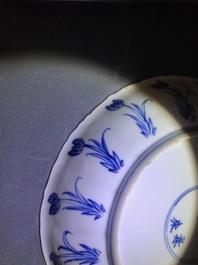 Deux assiettes en forme de lotus en porcelaine de Chine bleu et blanc, marque et &eacute;poque de Kangxi