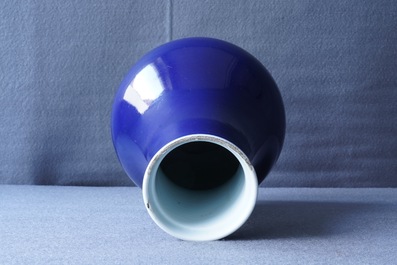 Un vase en porcelaine de Chine 'bleu sacrificiel' monochrome, marque et &eacute;poque de Yongzheng