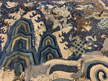 Une robe non mont&eacute;e en soie brod&eacute;e &agrave; d&eacute;cor de dragons &agrave; cinq griffes sur fond bleu, Chine, 19&egrave;me