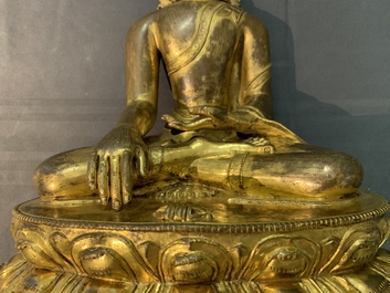 Een Sino-Tibetaanse verguld koperen figuur van Buddha Shakyamuni, 17/18e eeuw