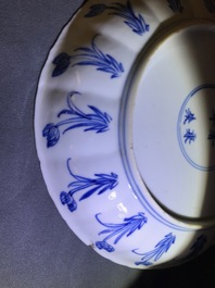 Twee Chinese blauwwitte gelobde borden met figuren, Kangxi merk en periode