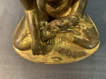 Une figure de Bouddha Shakyamuni en cuivre dor&eacute;, 17/18&egrave;me