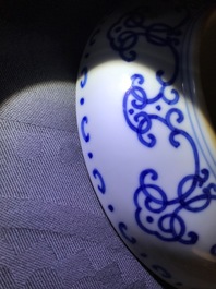 Une assiette 'shou' en porcelaine de Chine bleu et blanc, marque et &eacute;poque de Qianlong