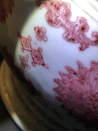 Een Chinese onderglazuur rode vaas met lotusbloemen, Qianlong