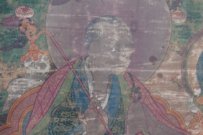 Un grand thangka &agrave; d&eacute;cor de trois arhats, Sino-Tibet, 18&egrave;me