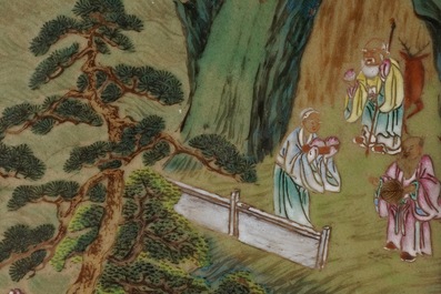 Een groot Chinees famille rose scherm op hongmu houten voet, Qianlong