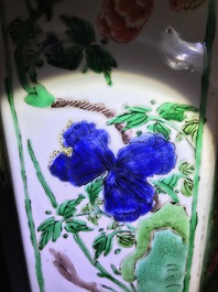 Une paire de vases en porcelaine de Chine famille verte, Kangxi