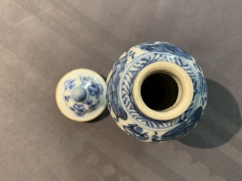 Un lot vari&eacute; de vases miniatures en porcelaine de Chine, Kangxi et apr&egrave;s