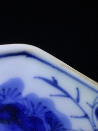 Een Japanse blauwwitte dekselkom op onderschotel, Arita, Japan, Edo, 17/18e eeuw