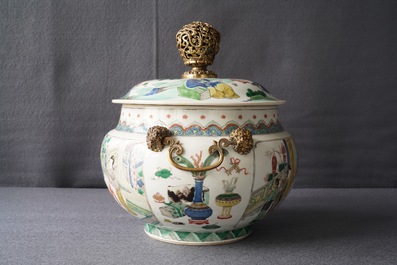 Un bol couvert en porcelaine de Chine famille verte &agrave; monture en bronze dor&eacute;, Kangxi