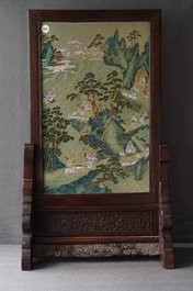 Un grand &eacute;cran en porcelaine de Chine famille rose sur support en bois de hongmu, Qianlong
