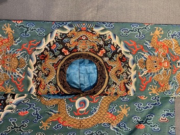 Une robe 'jifu' en soie brod&eacute;e &agrave; d&eacute;cor de dragons &agrave; cinq griffes sur fond turquoise, Chine, 19&egrave;me