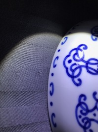 Een Chinees blauwwit bord met gestileerd shou decor, Qianlong merk en periode