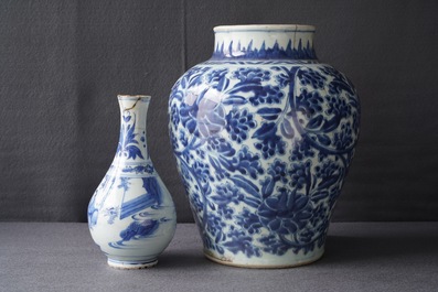 Deux vases en porcelaine de Chine bleu et blanc, &eacute;poque Transition et Kangxi