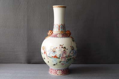 Un vase de forme tianqiu ping en porcelaine de Chine famille rose, marque de Qianlong, R&eacute;publique, 20&egrave;me