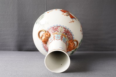 Un vase de forme tianqiu ping en porcelaine de Chine famille rose, marque de Qianlong, R&eacute;publique, 20&egrave;me