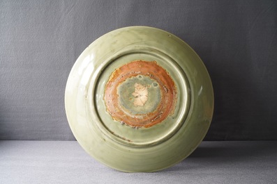 Een grote Chinese Longquan celadon schotel met onderglazuur decor, Ming