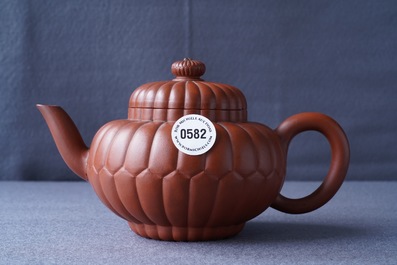 Een Chinese bloemvormige Yixing steengoed theepot met deksel, Kangxi