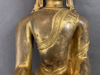 Une figure de Bouddha Shakyamuni en cuivre dor&eacute;, 17/18&egrave;me