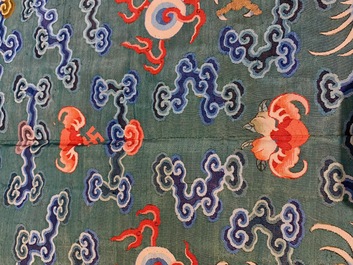 Une robe 'jifu' en soie brod&eacute;e &agrave; d&eacute;cor de dragons &agrave; cinq griffes sur fond turquoise, Chine, 19&egrave;me