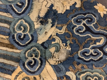 Une robe non mont&eacute;e en soie brod&eacute;e &agrave; d&eacute;cor de dragons &agrave; cinq griffes sur fond bleu, Chine, 19&egrave;me