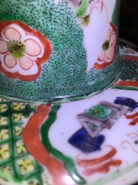 Une paire de vases en porcelaine de Chine famille verte, Kangxi