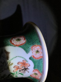 Une paire de vases en porcelaine de Chine famille verte, Kangxi