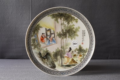 Une assiette en porcelaine de Chine fencai &agrave; d&eacute;cor de figures dans un jardin, R&eacute;publique, 20&egrave;me