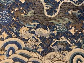 Une robe non mont&eacute;e en soie brod&eacute;e &agrave; d&eacute;cor de dragons &agrave; cinq griffes sur fond bleu, Chine, 19&egrave;me