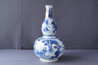 Een Chinese blauwwitte kalebasvaas met figuratief decor rondom, Transitie periode