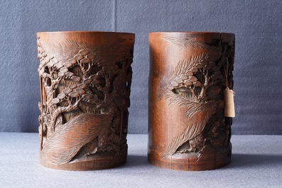 Deux pots &agrave; pinceaux en bambou sculpt&eacute;, Chine, 18/19&egrave;me