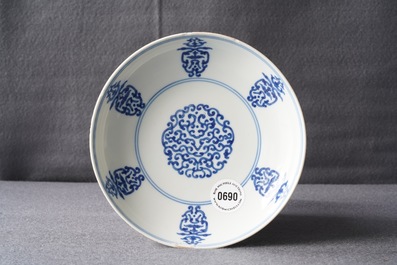 Een Chinees blauwwit bord met gestileerd shou decor, Qianlong merk en periode