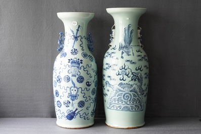 Een paar Chinese poederblauwe yenyen vazen en twee celadon vazen, 19e eeuw