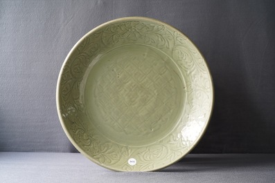 Een grote Chinese Longquan celadon schotel met onderglazuur decor, Ming