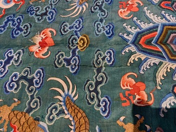 Une robe 'jifu' en soie brod&eacute;e &agrave; d&eacute;cor de dragons &agrave; cinq griffes sur fond turquoise, Chine, 19&egrave;me