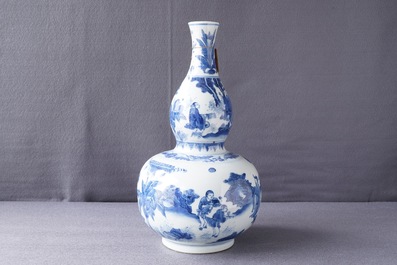 Un vase de forme double gourde en porcelaine de Chine bleu et blanc, &eacute;poque Transition