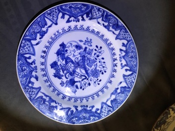 Een collectie divers Chinees blauwwit porselein, Kangxi/Qianlong