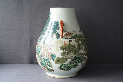 Un vase de forme hu 'cent daims' en porcelaine de Chine famille rose, marque de Qianlong, 19/20&egrave;me