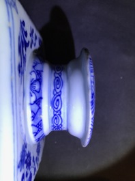 Une paire de bo&icirc;tes &agrave; th&eacute; en porcelaine de Chine bleu et blanc, marque Yu, Kangxi