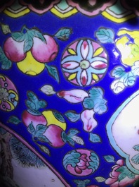 Une paire et deux vases en porcelaine de Chine famille rose, 19&egrave;me