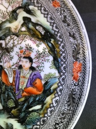 Une assiette en porcelaine de Chine famille rose &agrave; d&eacute;cor de figures dans un jardin, R&eacute;publique, 20&egrave;me