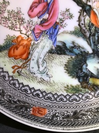 Une assiette en porcelaine de Chine famille rose &agrave; d&eacute;cor de figures dans un jardin, R&eacute;publique, 20&egrave;me